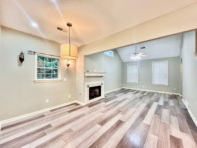 Building Photo - Spacious 3-Bedroom Home with Double Garage...
