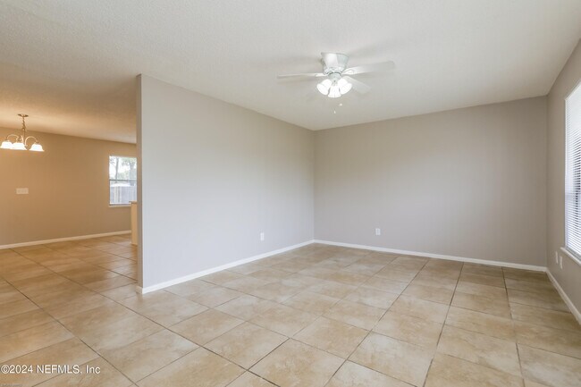 Foto del edificio - 7540 Collins Ct
