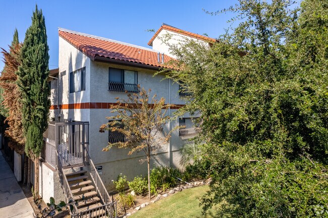 Building Photo - 1043 Thompson Ave