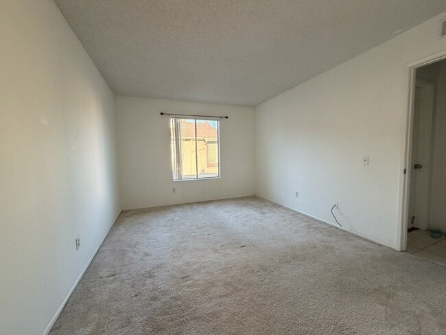Building Photo - 2339 Lillyvale Ave