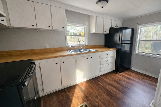 Building Photo - 412 McElhaney Rd