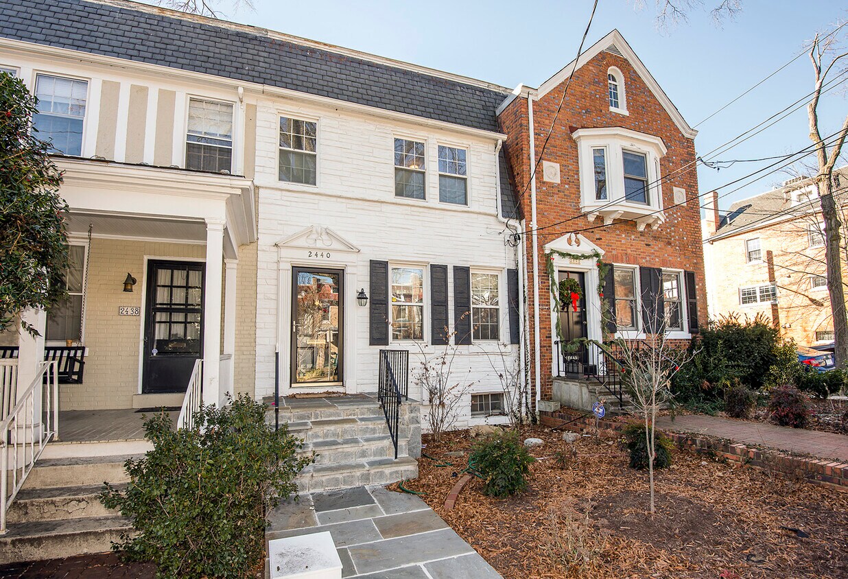 Primary Photo - 2440 Tunlaw Rd NW