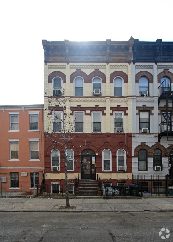 Primary Photo - 686 Jefferson Ave