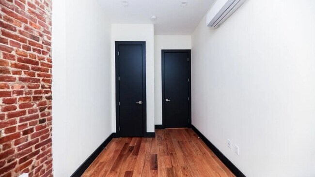 Building Photo - Spacious 4-Bedroom Apartment Perfect for F...