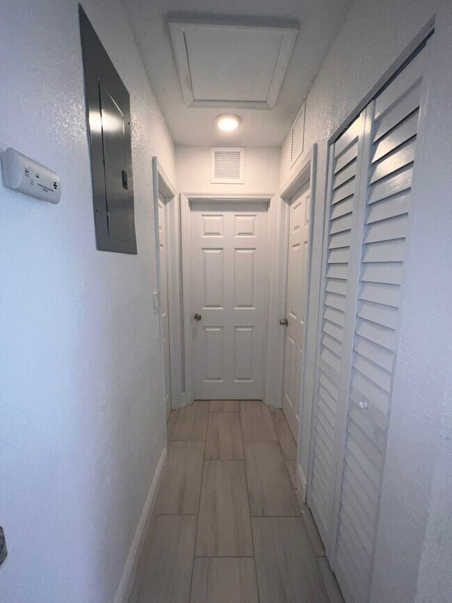 Building Photo - Lovely Renovated Cottage in Central Broward