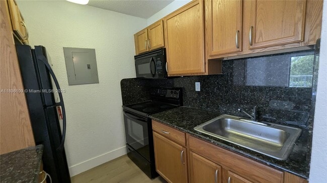 Foto del edificio - 445 SW 11th St