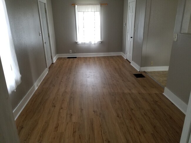 sala de estar - 705 E 10th St