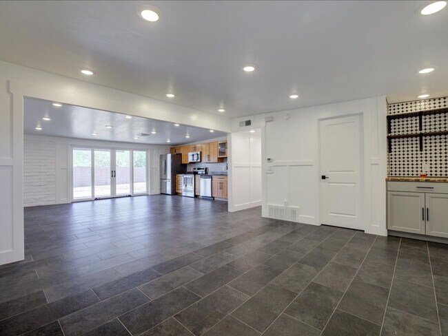 Building Photo - 8551 E Lee Pl