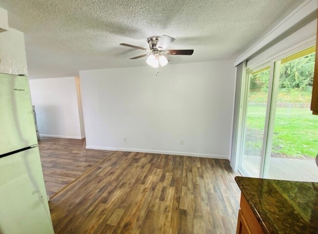 Building Photo - 3 Bedroom, 1 Bathroom Duplex