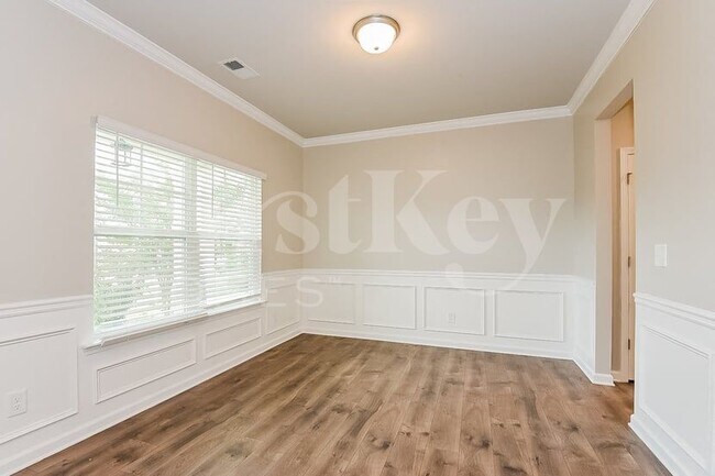 Foto del edificio - 40 Maple Grove Dr