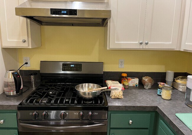 Building Photo - Stunning End-Unit Townhouse 3 bed, 2.5 bat...