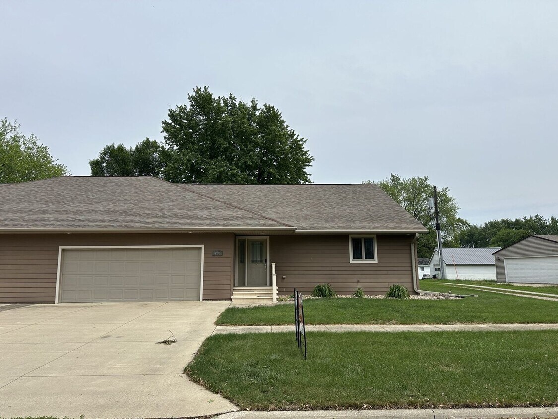 Foto principal - Spacious 3 Bed / 3 Bath Duplex in Sanborn, IA
