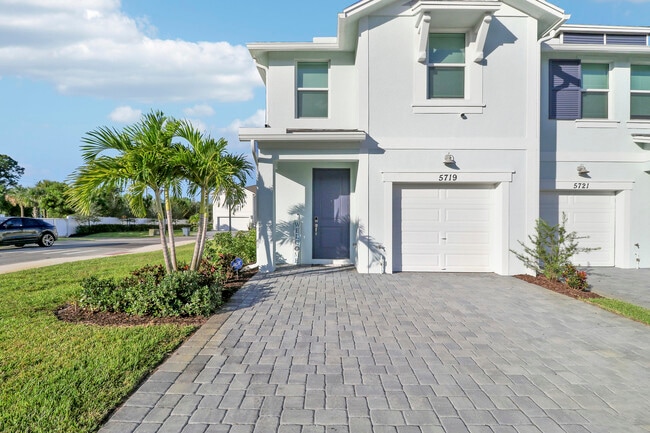 Building Photo - 5719 SE Edgewater Cir