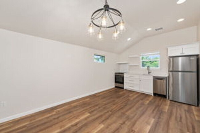 Foto del edificio - Newer construction - garage apartment avai...