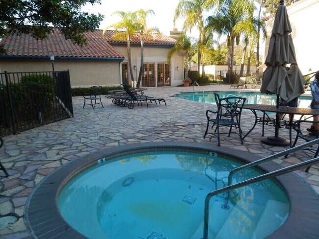 Foto del edificio - 7150 Shoreline Dr