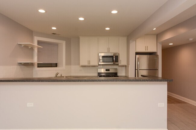 Foto del edificio - 902 W Montrose Ave