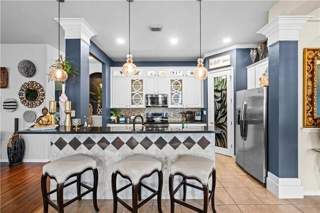 Foto del edificio - Discover this stunningly updated garden ho...