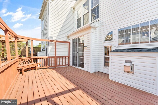 Foto del edificio - 7056 Courtyard Way