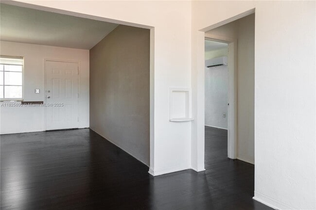 Building Photo - 2200 Calais Dr