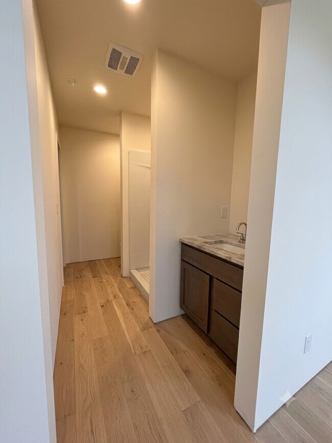 Building Photo - 881 Kimball Ln