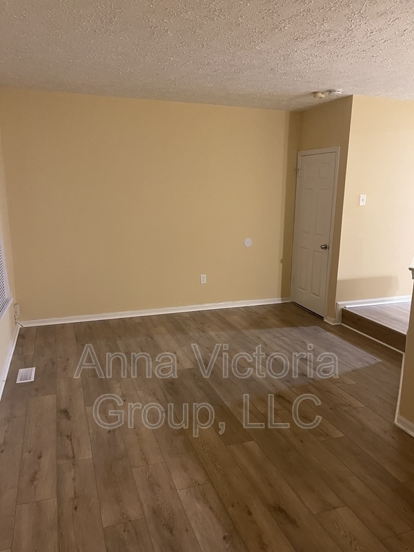 Building Photo - 2431 E Rosecroft Village Cir