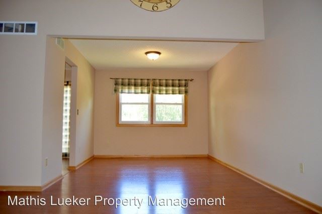 Building Photo - 701 Knollwood St