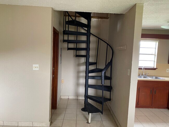 Foto del edificio - 985 N Iowa Ave