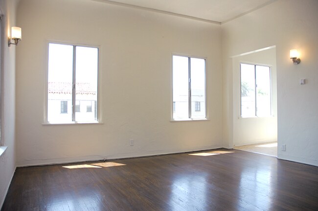 Building Photo - 405 N Spaulding Ave