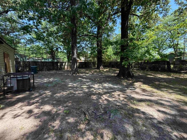 Foto del edificio - 1300 Robin Hood Ln