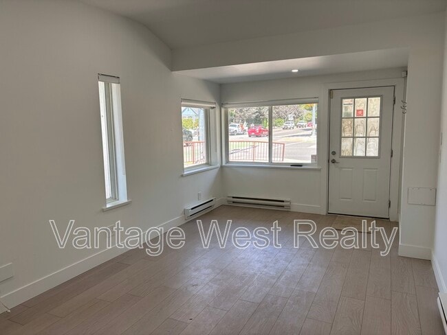 Building Photo - 907 Sutherland Ave