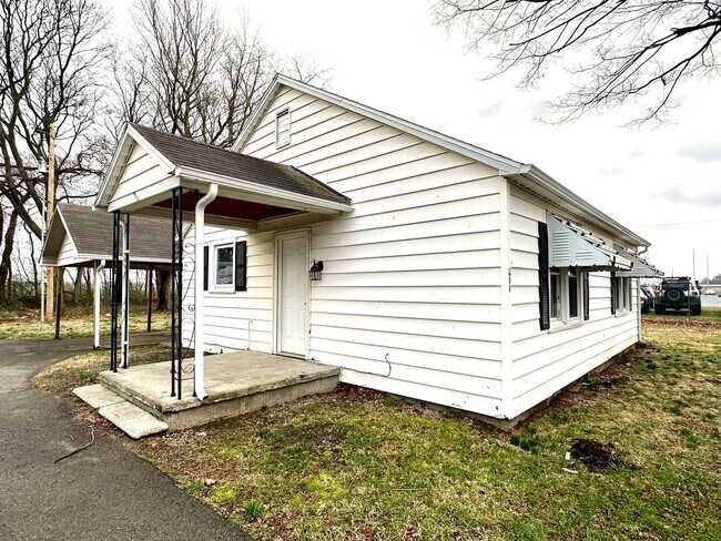 Building Photo - 811 Pembroke Oak Grove Rd