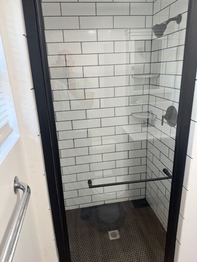 Foto del edificio - Recently Renovated 1/1 Cozy cottage with water included**