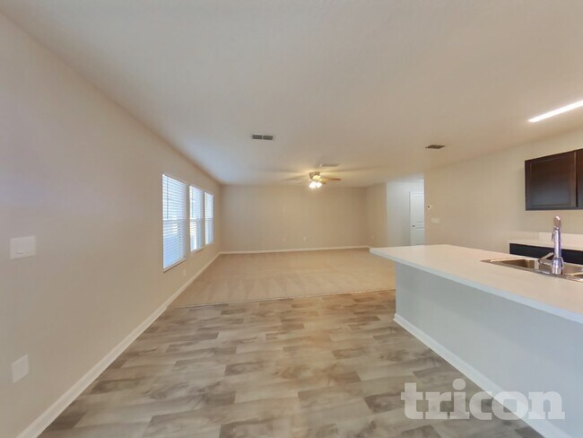 Foto del edificio - 7741 Courage Ct