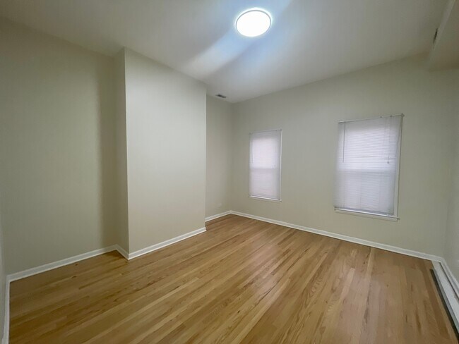 Building Photo - 746 W Wrightwood Ave