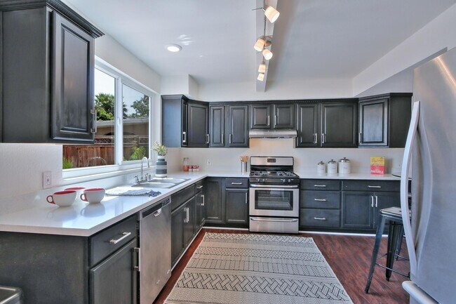 Kitchen - 546 Hamilton Ave