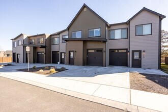 Building Photo - 558 NW 28th Ct