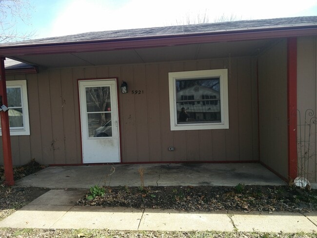 Building Photo - Great 3 bedroom, 1.5 bath home with one ca...