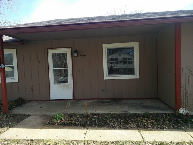 Foto del edificio - Great 3 bedroom, 1.5 bath home with one car attached garage in Decatur Township