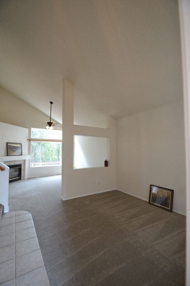 Foto del edificio - 4 bed 3.5 bath with 2 car garage - Availab...