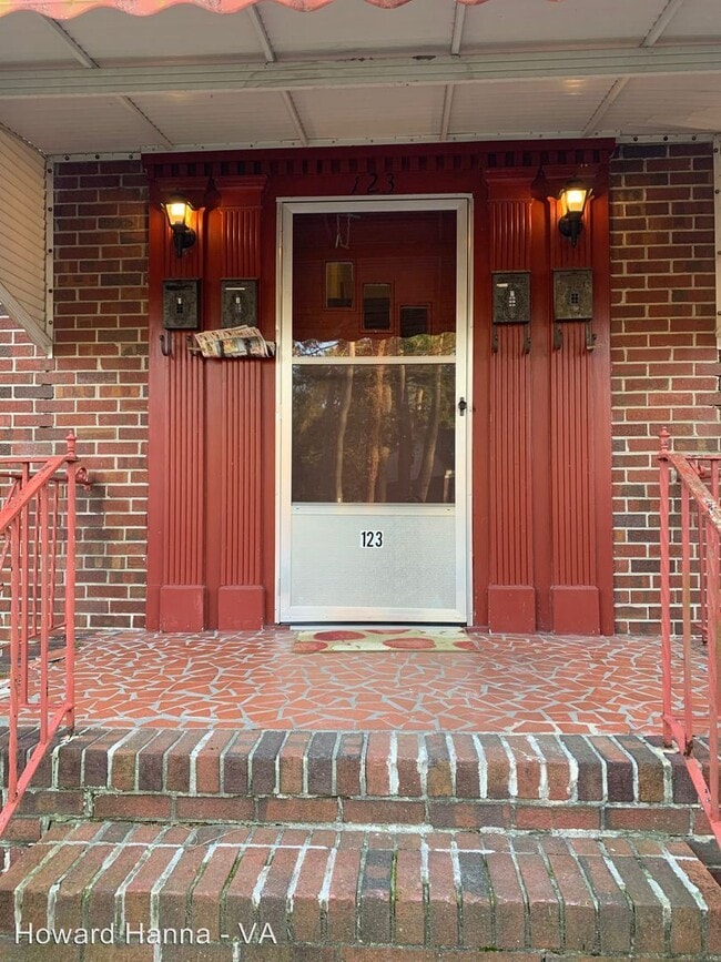Building Photo - 123 Tyler Crescent W