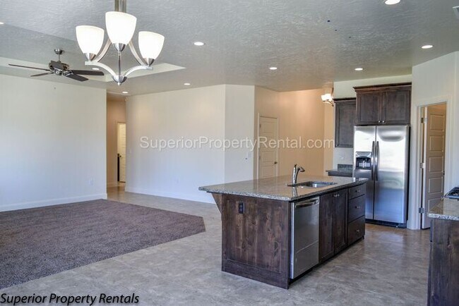 Foto del edificio - 4 bed, 2.5 bath home, 2 car garage with a large yard/ Pet friendly