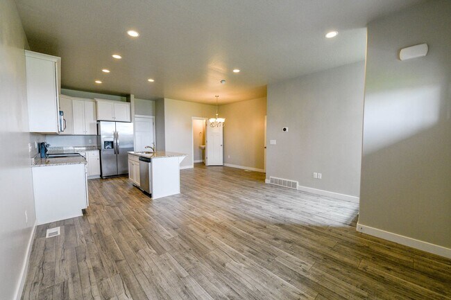 Photo - 4 Bed 3.5 Bath Townhome in Bluffdale!!! January Rent Free!!