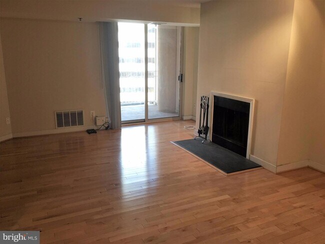 Foto del edificio - 7500 Woodmont Ave