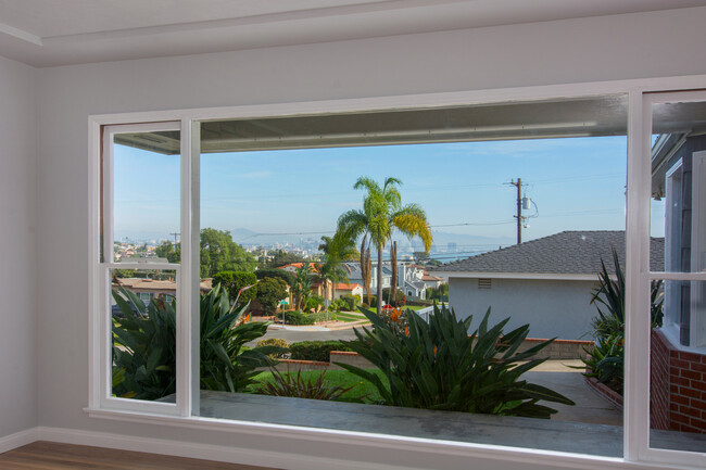 Foto del edificio - Charming Point Loma home with views!