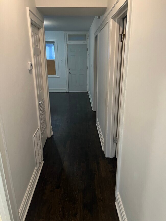 Pasillo a la cocina, baño y dormitorios. - 4872 W Homer St