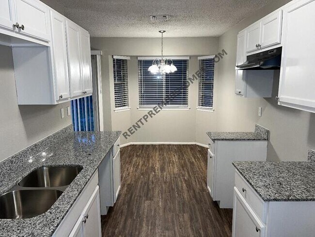 Foto del edificio - 5114 Gordon Cooper Dr