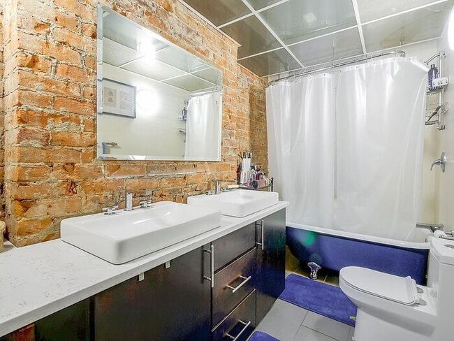 Building Photo - Condo in Italianate building in Over-the-R...