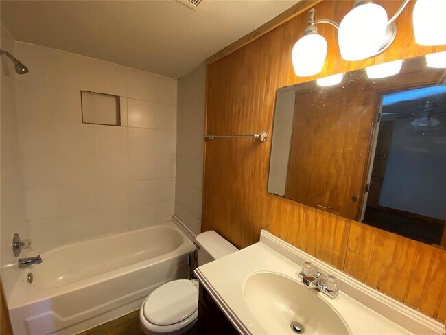 Building Photo - 1705 Chris Craft Dr