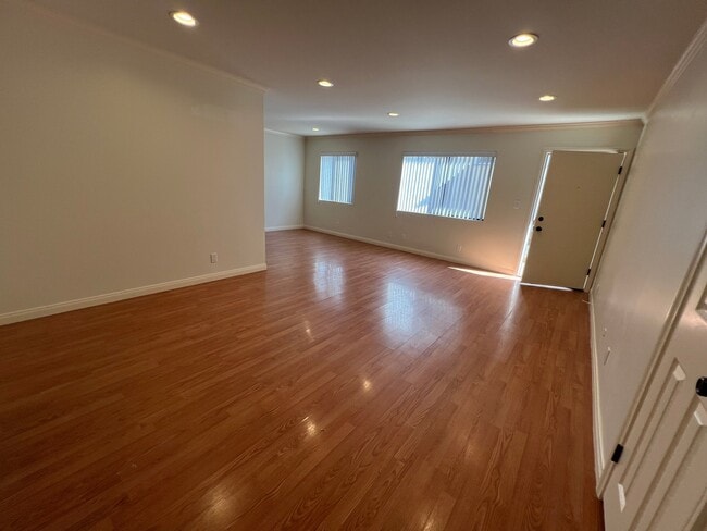 Building Photo - 625 E Cypress Ave