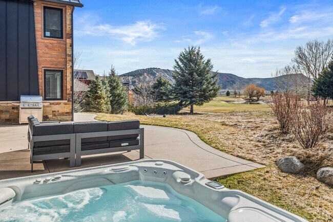 Foto del edificio - 649 Saddleback Rd
